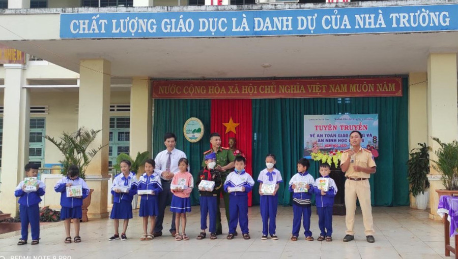 Công an huyện Chư Sê tuyên truyền, phổ biến pháp luật cho các em học sinh trên địa bàn. Ảnh: R&apos;Ô HOK