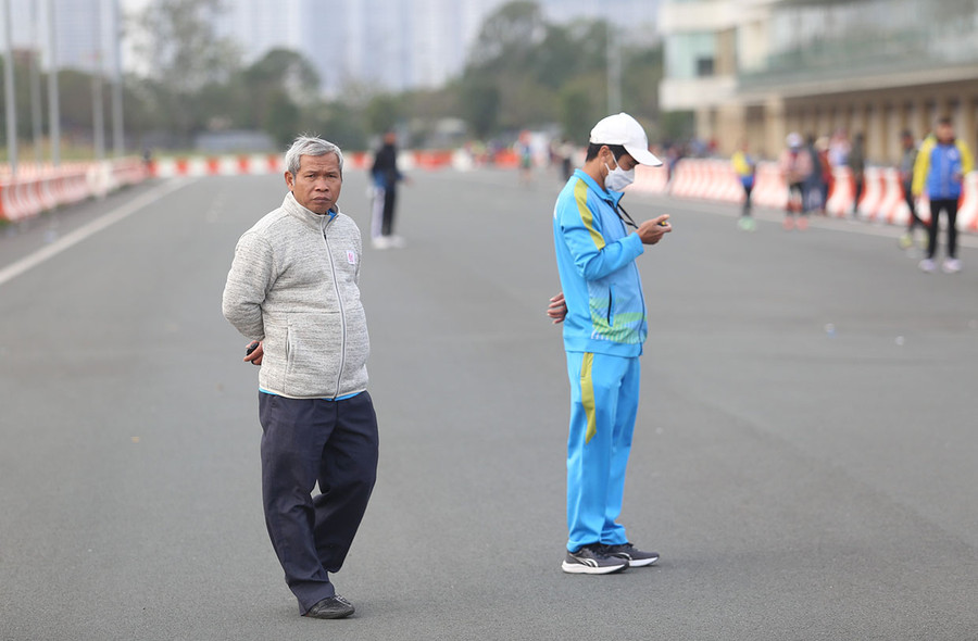 Ông Ngô Gia Hùng (bìa trái) là huấn luyện viên lão làng của điền kinh Gia Lai. Ảnh: Văn Ngọc Ông Ngô Gia Hùng (bìa trái) là huấn luyện viên lão làng của điền kinh Gia Lai. Ảnh: Văn Ngọc
