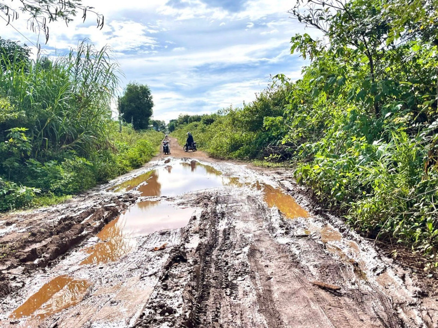 Dù đã qua mấy ngày trời nắng nhưng đoạn đường tại hẻm 494 Phạm Văn Đồng vẫn rất lầy lội. Ảnh: M.N