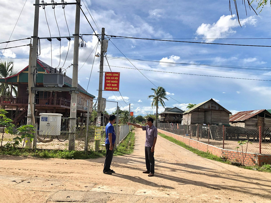 Hệ thống đường giao thông nông thôn được bê tông hóa giúp người dân làng Plei Rbai (xã Ia Piar) đi lại thuận tiện. Ảnh: L.N Hệ thống đường giao thông nông thôn được bê tông hóa giúp người dân làng Plei Rbai (xã Ia Piar) đi lại thuận tiện. Ảnh: L.N