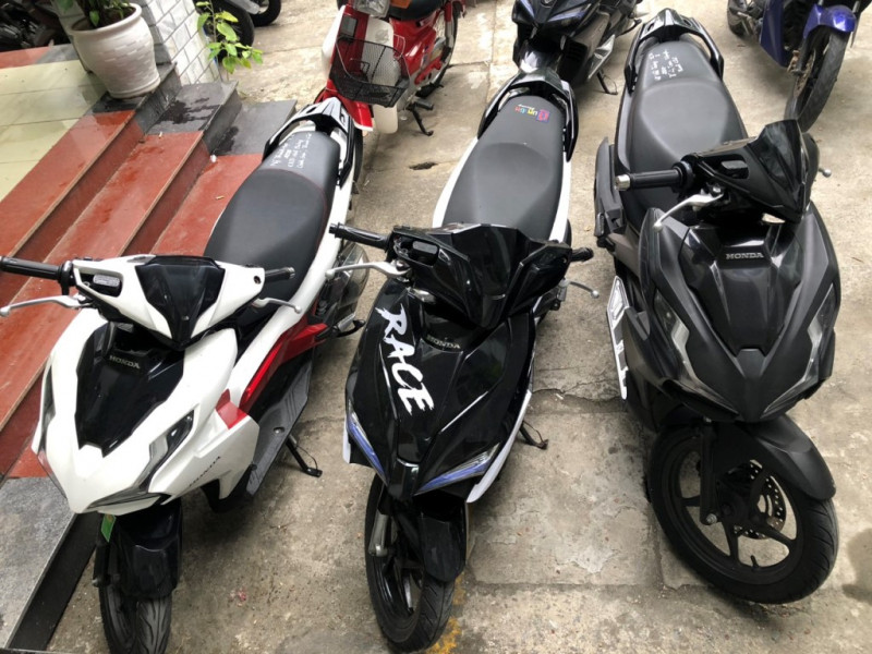 Tiền, lắc vàng, điện thoại di động và xe máy xịn 3 đối tượng dùng tiền trộm cắp được để mua sắm.