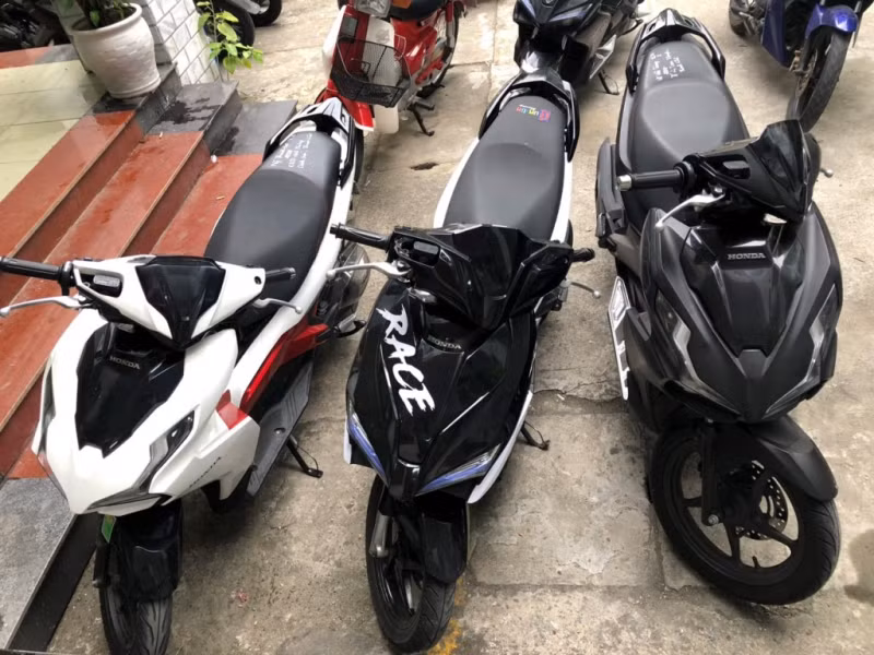 Tiền, lắc vàng, điện thoại di động và xe máy xịn 3 đối tượng dùng tiền trộm cắp được để mua sắm.