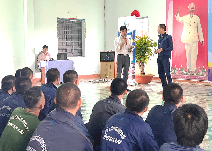 Quang cảnh phiên giao dịch tư vấn, giới thiệu việc làm tại Cơ sở Tư vấn và Cai nghiện ma túy tỉnh. Ảnh: Đ.Y