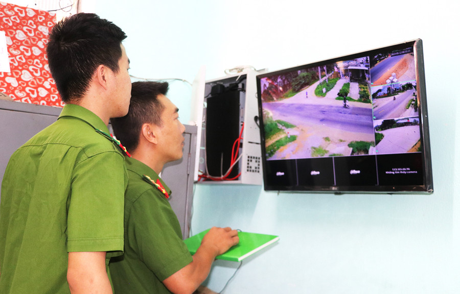 Cán bộ Công an xã Song An (thị xã An Khê) kiểm tra hệ thống camera giám sát an ninh trên địa bàn. Ảnh: An Phát Cán bộ Công an xã Song An (thị xã An Khê) kiểm tra hệ thống camera giám sát an ninh trên địa bàn. Ảnh: An Phát