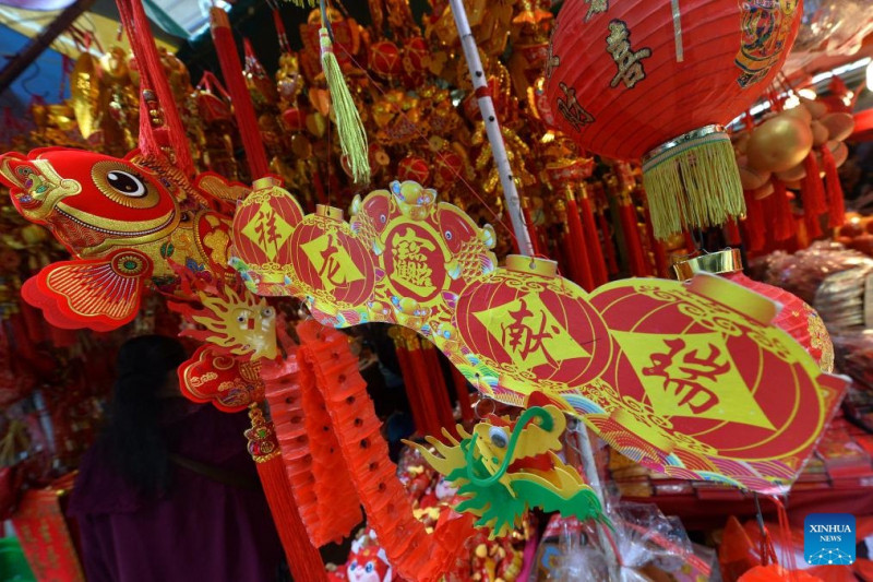 Đồ trang trí màu đỏ được bày bán tại một khu chợ ở Bangkok, Thái Lan. Đồ trang trí màu đỏ được bày bán tại một khu chợ ở Bangkok, Thái Lan.