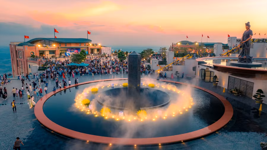 Giữa không gian mờ ảo của mây, nghi thức dâng đăng được tổ chức vào tất cả các buổi tối thứ 7 hàng tuần là khoảnh khắc thiêng liêng mà rất nhiều du khách mong muốn được trải nghiệm khi đến núi Bà Đen. Ảnh: NGUYỄN MINH TÚ