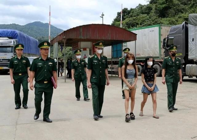 2 cô gái vừa được các lực lượng chức năng giải cứu đưa về Việt Nam. Ảnh: Tân Kỳ