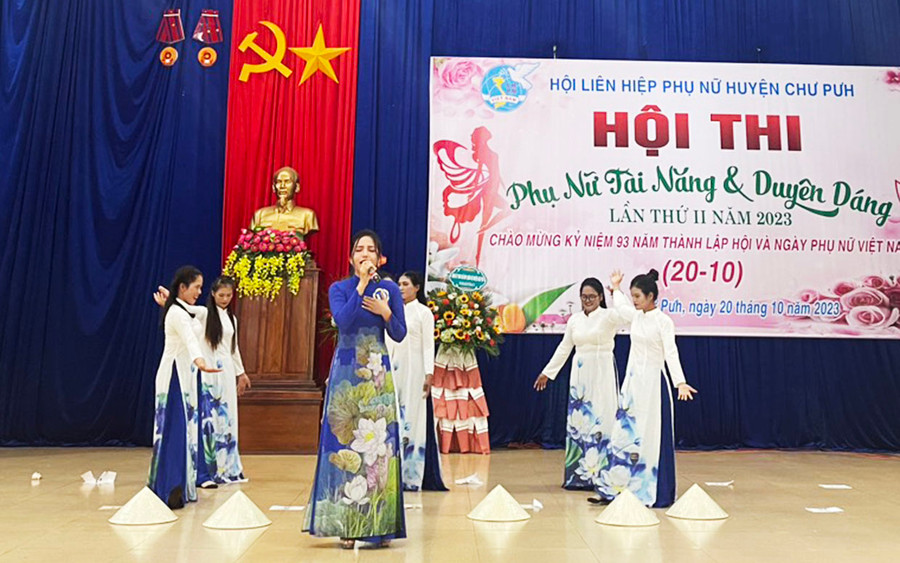 Các thí sinh phô diễn tài năng tại hội thi. Ảnh: Hà Chi