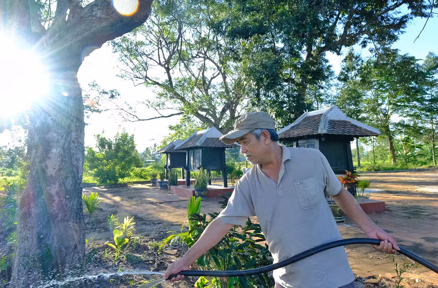 Ông Ngô Văn Đường là cháu nội ông Ngô Tiết-2 thế hệ làm Câu đình, trông coi, bảo vệ đình làng An Khê. Ảnh: Hoàng Ngọc Ông Ngô Văn Đường là cháu nội ông Ngô Tiết-2 thế hệ làm Câu đình, trông coi, bảo vệ đình làng An Khê. Ảnh: Hoàng Ngọc