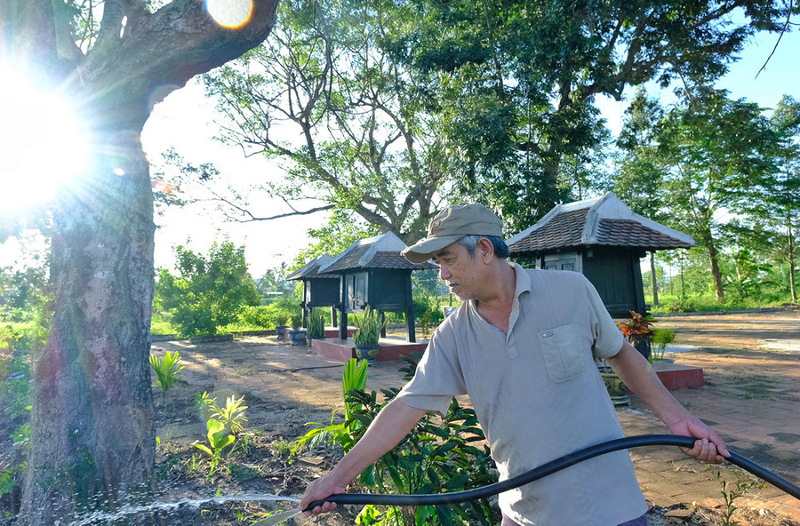 Ông Ngô Văn Đường là cháu nội ông Ngô Tiết-2 thế hệ làm Câu đình, trông coi, bảo vệ đình làng An Khê. Ảnh: Hoàng Ngọc Ông Ngô Văn Đường là cháu nội ông Ngô Tiết-2 thế hệ làm Câu đình, trông coi, bảo vệ đình làng An Khê. Ảnh: Hoàng Ngọc