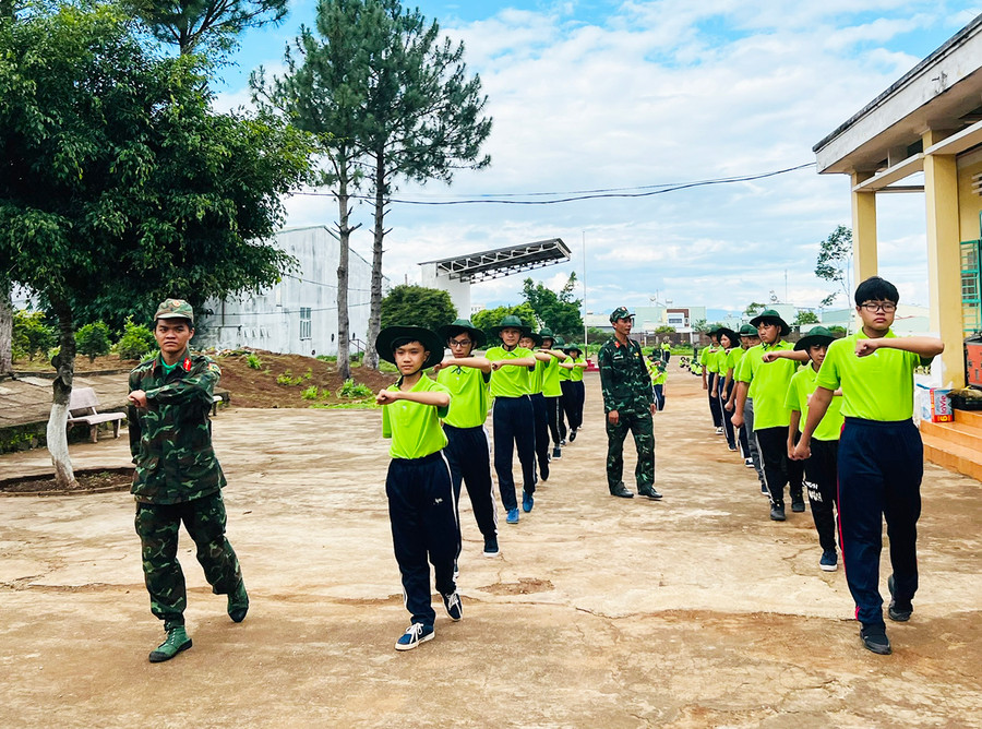 Các chiến sĩ “nhí” nghiêm túc tập luyện đội hình đội ngũ. Ảnh: P.L Các chiến sĩ “nhí” nghiêm túc tập luyện đội hình đội ngũ. Ảnh: P.L