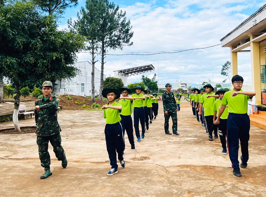 Các chiến sĩ “nhí” nghiêm túc tập luyện đội hình đội ngũ. Ảnh: P.L