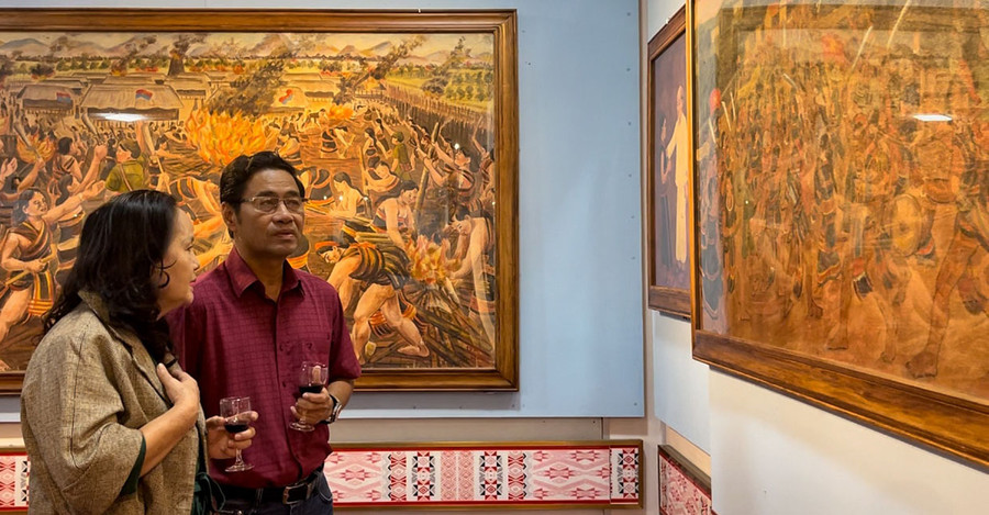 Các họa sĩ thưởng lãm tranh Xu Man tại triển lãm. Ảnh: H.N Các họa sĩ thưởng lãm tranh Xu Man tại triển lãm. Ảnh: H.N