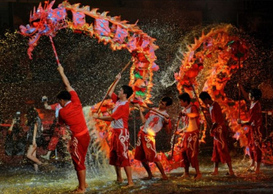 Múa rồng ở Philippines dịp Tết Nguyên đán. Ảnh: AFP