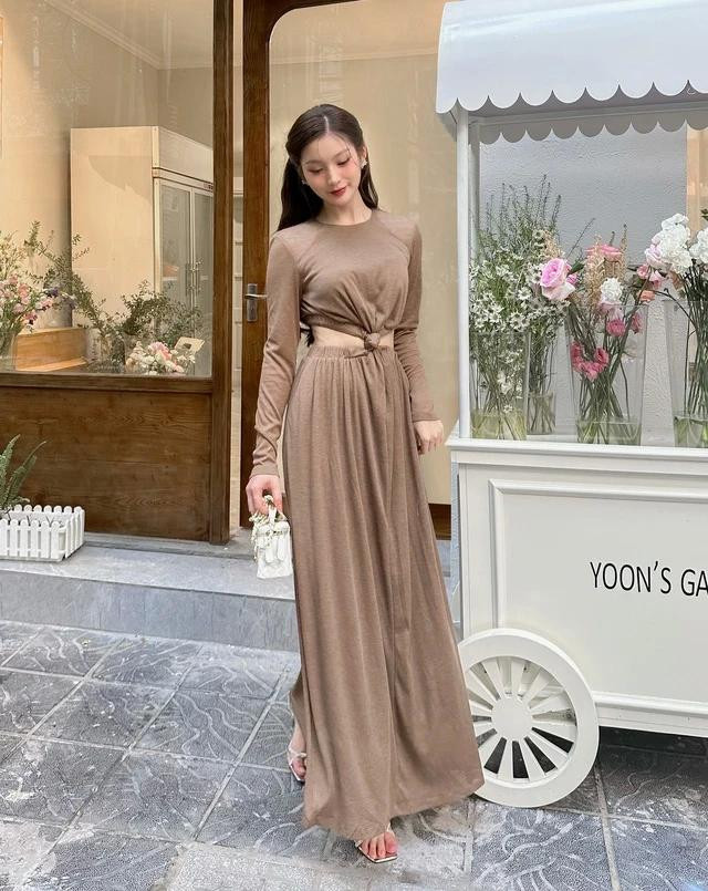 Nâng hạng nhan sắc cùng bản phối hack dáng cách điệu hợp xu hướng. Chất liệu thun mát mẻ cùng gam màu nâu sậm luôn là sự lựa chọn khó cưỡng, đảm bảo được nét quyến rũ mà vẫn tươi trẻ. Chi tiết xoắn eo để lộ khoảng hở "da thịt" vừa phải càng làm tăng thêm sự ấn tượng. Đôi khi không cần phải hở hang quá lố mà nàng vẫn chiếm trọn ánh mắt người nhìn Nâng hạng nhan sắc cùng bản phối hack dáng cách điệu hợp xu hướng. Chất liệu thun mát mẻ cùng gam màu nâu sậm luôn là sự lựa chọn khó cưỡng, đảm bảo được nét quyến rũ mà vẫn tươi trẻ. Chi tiết xoắn eo để lộ khoảng hở "da thịt" vừa phải càng làm tăng thêm sự ấn tượng. Đôi khi không cần phải hở hang quá lố mà nàng vẫn chiếm trọn ánh mắt người nhìn