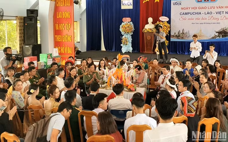 Thực hiện nghi thức cầu phúc cho đại biểu, khách mời.