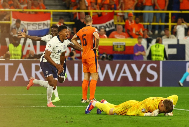 Ollie Watkins đánh bại thủ thành Bart Verbruggen Ollie Watkins đánh bại thủ thành Bart Verbruggen