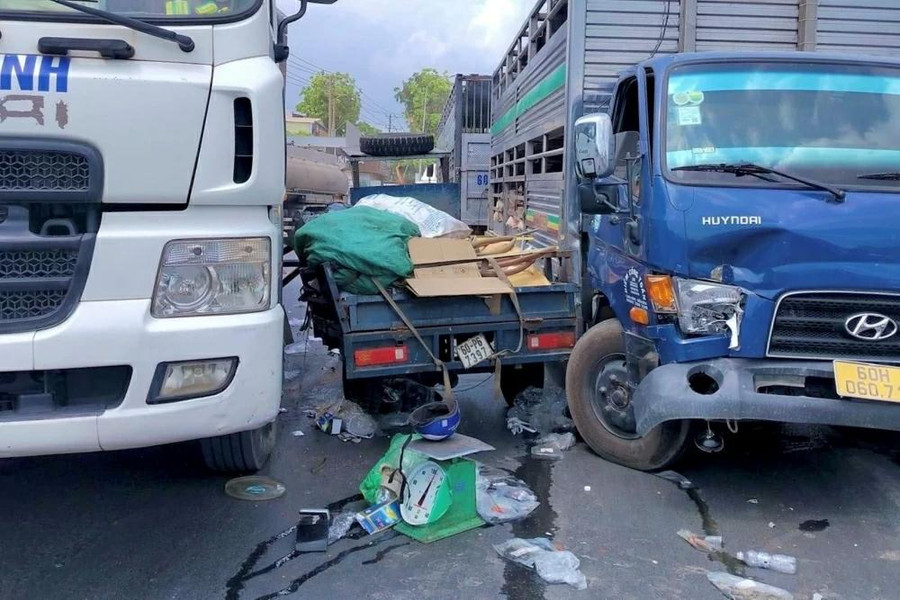 Hiện trường vụ va chạm giữa 2 xe tải và 1 xe ba gác trên Quốc lộ 1 (thành phố Biên Hòa). (Nguồn: Báo Đồng Nai) Hiện trường vụ va chạm giữa 2 xe tải và 1 xe ba gác trên Quốc lộ 1 (thành phố Biên Hòa). (Nguồn: Báo Đồng Nai)