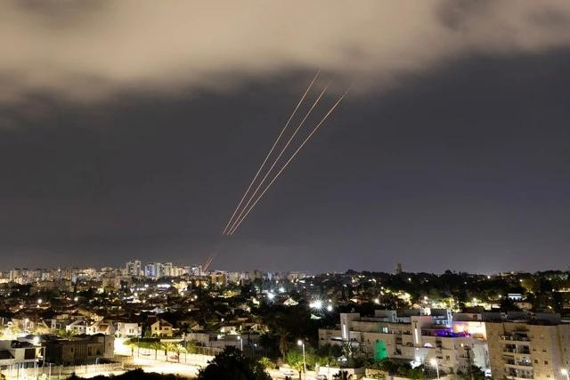 Các hệ thống phòng không tại thành phố Ashkelon của Israel hoạt động vào hôm 14.4 sau khi Iran tấn công. Các hệ thống phòng không tại thành phố Ashkelon của Israel hoạt động vào hôm 14.4 sau khi Iran tấn công.