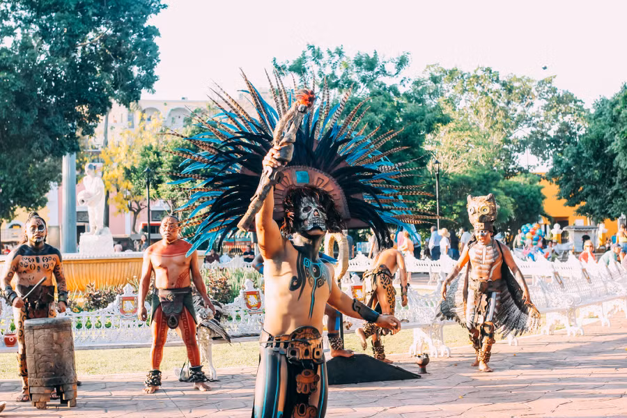 Ngoài việc tham quan các điểm di tích chính trong quần thể Chichen Itza, du khách có thể dành thời gian mua sắm đồ lưu niệm. Ở bất cứ công trình nào trong khu di tích, du khách cũng có thể tìm thấy các gian hàng bán những sản phẩm thủ công mỹ nghệ, đồ trang trí đặc trưng của văn hóa Maya nói riêng và văn hóa Mexico nói chung. Ảnh: MINH ĐỨC