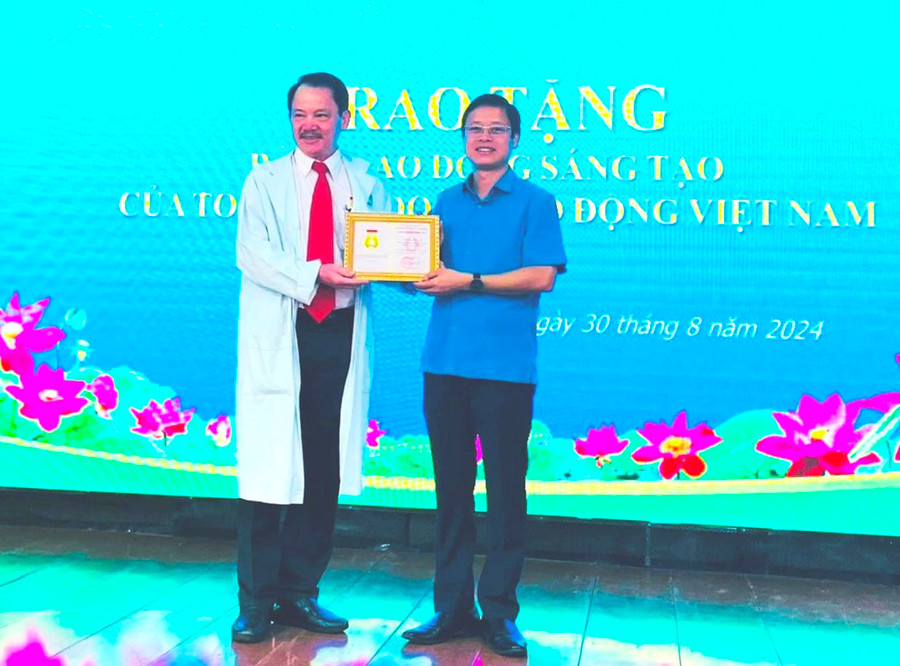 Tiến sĩ, bác sĩ Phạm Tỵ (bìa trái)-Trưởng khoa Phẫu thuật thần kinh cột sống Bệnh viện Đa khoa tỉnh là người duy nhất ở Gia Lai vừa được Tổng LĐLĐ Việt Nam trao tặng Bằng Lao động sáng tạo. Ảnh: Thu Thủy