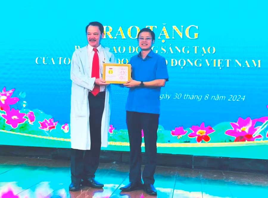 Tiến sĩ, bác sĩ Phạm Tỵ (bìa trái)-Trưởng khoa Phẫu thuật thần kinh cột sống Bệnh viện Đa khoa tỉnh là người duy nhất ở Gia Lai vừa được Tổng LĐLĐ Việt Nam trao tặng Bằng Lao động sáng tạo. Ảnh: Thu Thủy
