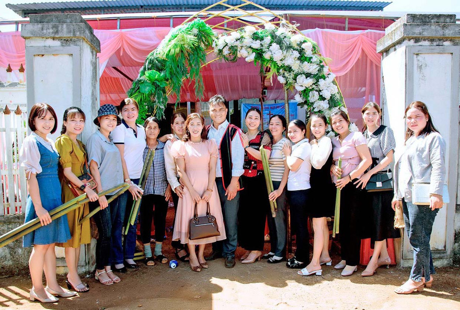 Sau khi tan tiệc, người Jrai thường trao cho khách những món quà nhỏ mang về. Ảnh: R'Ô HOK Sau khi tan tiệc, người Jrai thường trao cho khách những món quà nhỏ mang về. Ảnh: R'Ô HOK