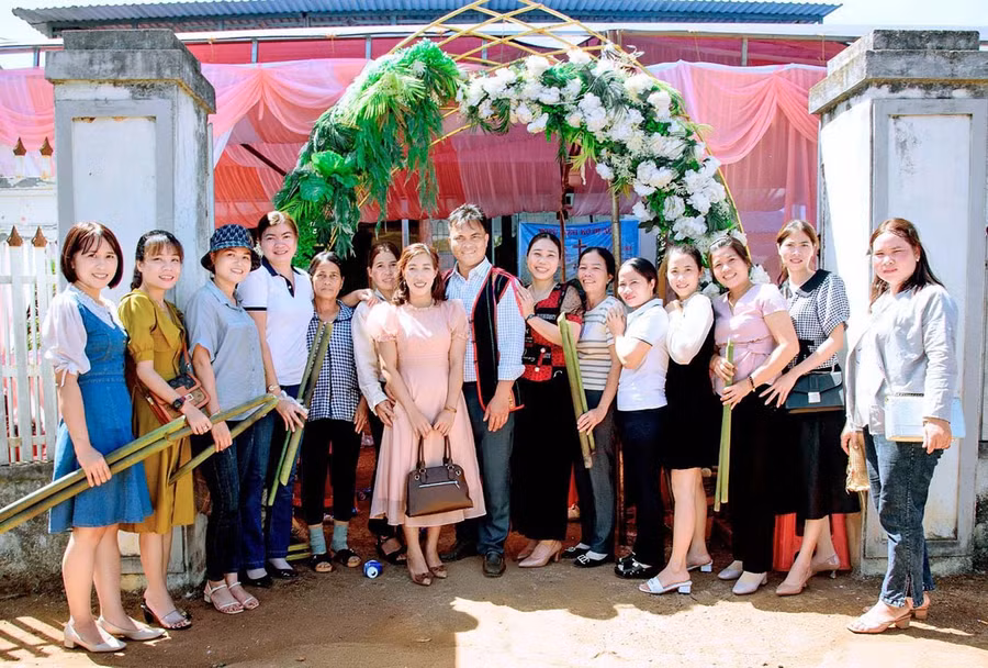 Sau khi tan tiệc, người Jrai thường trao cho khách những món quà nhỏ mang về. Ảnh: R'Ô HOK