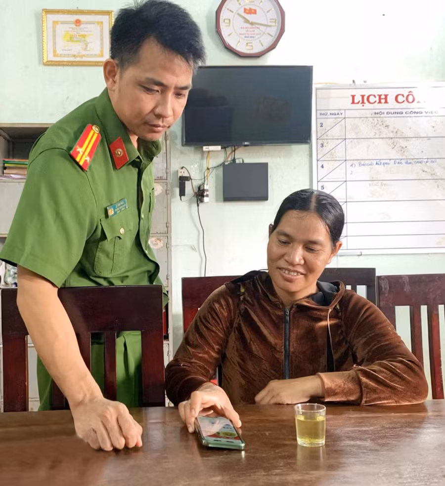 Cán bộ Công an xã Glar hướng dẫn người dân truy cập vào trang mạng xã hội của đơn vị để theo dõi, cập nhật thông tin về an ninh trật tự. Ảnh: R.H