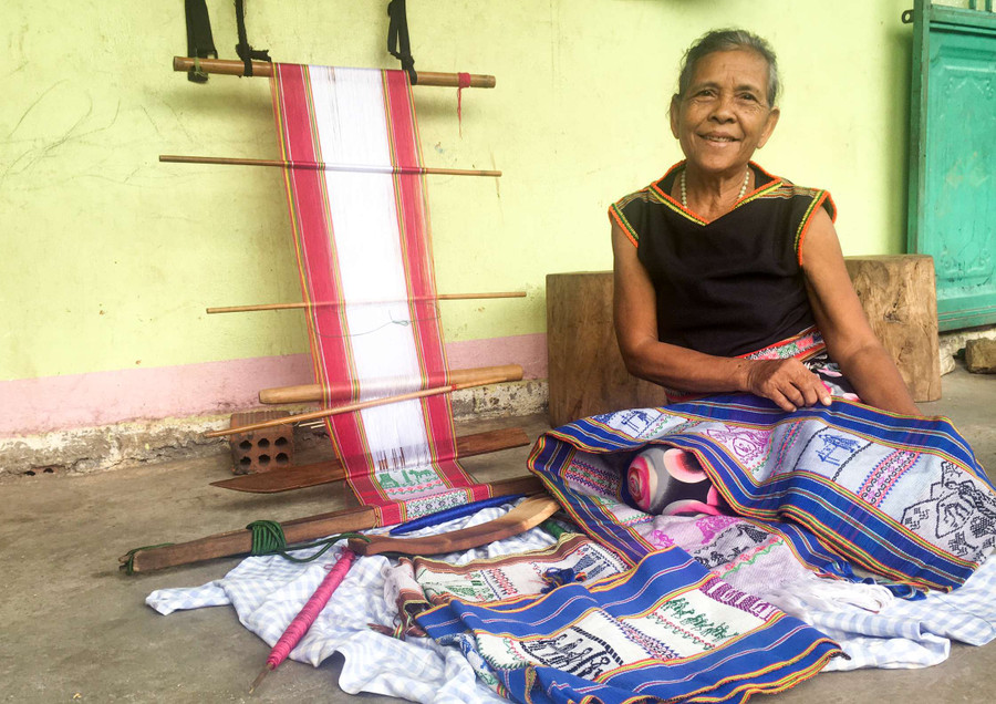 Nhiều năm qua, bà Y Yin luôn trăn trở, tích cực gìn giữ những vốn quý nghề dệt truyền thống của người Ba Na. Ảnh: HT