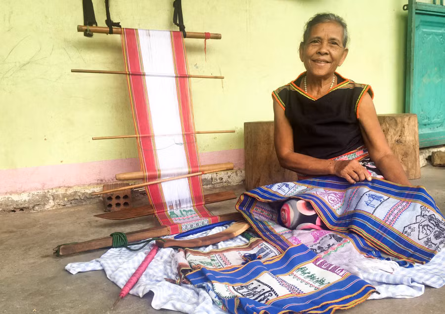 Nhiều năm qua, bà Y Yin luôn trăn trở, tích cực gìn giữ những vốn quý nghề dệt truyền thống của người Ba Na. Ảnh: HT Nhiều năm qua, bà Y Yin luôn trăn trở, tích cực gìn giữ những vốn quý nghề dệt truyền thống của người Ba Na. Ảnh: HT