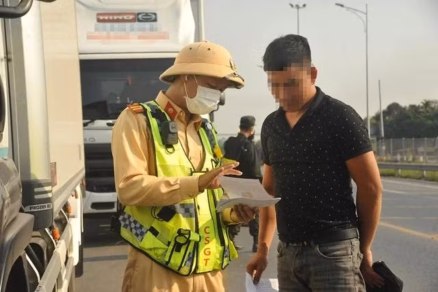 Từ 1.1.2025, mỗi GPLX sẽ có 12 điểm, dùng để quản lý việc chấp hành pháp luật về TTATGTĐB của người lái xe. ẢNH HOÀNG TUÂN Từ 1.1.2025, mỗi GPLX sẽ có 12 điểm, dùng để quản lý việc chấp hành pháp luật về TTATGTĐB của người lái xe. ẢNH HOÀNG TUÂN