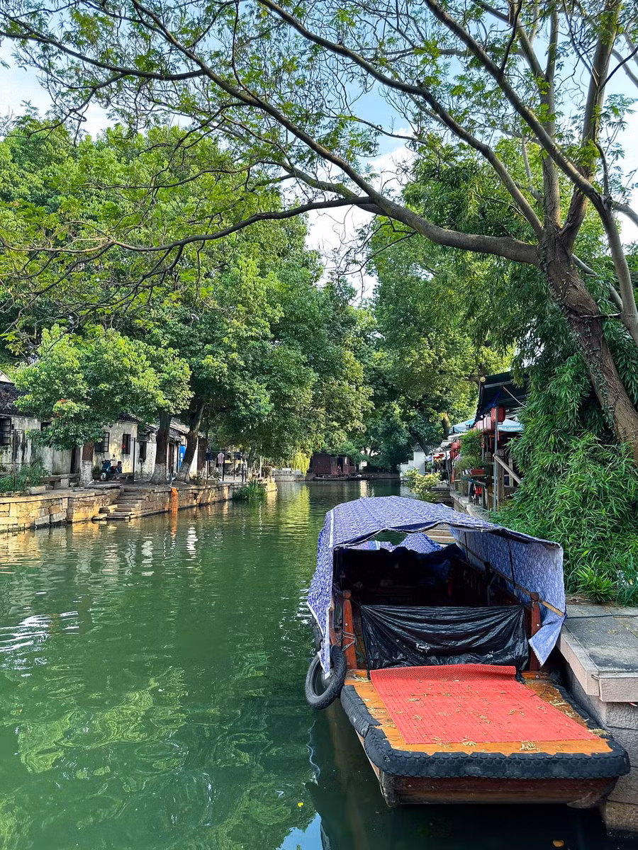 Khi đến cổ trấn Đồng Lý, ngoài đi dạo dọc hai bên bờ sông, du khách còn có thể lựa chọn du ngoạn bằng thuyền. Những chiếc thuyền nhỏ chở khoảng 5 - 6 du khách với giá 120 tệ/thuyền (hơn 390.000 đồng) sẽ len lỏi quanh thị trấn băng qua những cây cầu, để du khách được thoả thích ngắm nhìn những ngôi nhà cổ kính và cảm nhận cuộc sống bình yên của người dân Đồng Lý.