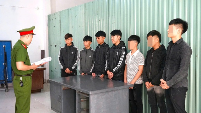 Cơ quan CSĐT Công an quận Hải Châu tống đạt các quyết định khởi tố đối với nhóm thanh thiếu niên Cơ quan CSĐT Công an quận Hải Châu tống đạt các quyết định khởi tố đối với nhóm thanh thiếu niên