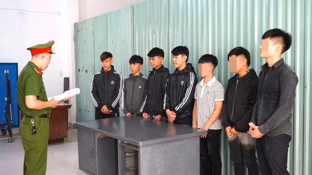 Cơ quan CSĐT Công an quận Hải Châu tống đạt các quyết định khởi tố đối với nhóm thanh thiếu niên Cơ quan CSĐT Công an quận Hải Châu tống đạt các quyết định khởi tố đối với nhóm thanh thiếu niên