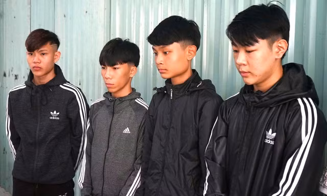 Sang, Tài, Long, Nguyên (từ trái qua phải) bị tạm giam để điều tra về hành vi "Cố ý gây thương tích" và "Gây rối trật tự công cộng", chém nhầm 4 người trong một đêm. Sang, Tài, Long, Nguyên (từ trái qua phải) bị tạm giam để điều tra về hành vi "Cố ý gây thương tích" và "Gây rối trật tự công cộng", chém nhầm 4 người trong một đêm.