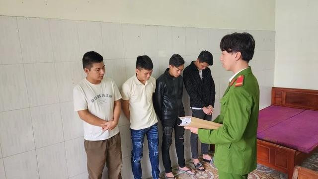 4 dân chơi bị tạm giữ. ẢNH: NGUYỄN TÚ