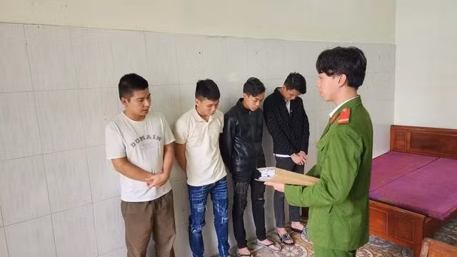 4 dân chơi bị tạm giữ. ẢNH: NGUYỄN TÚ