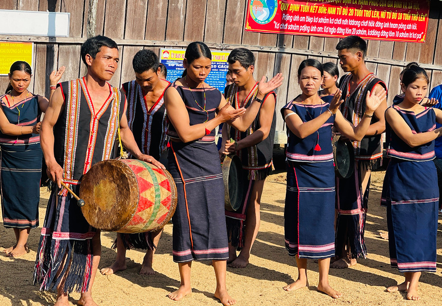 Hầu hết người làng Châu đều biết đánh chiêng, múa xoang. Ảnh: Mai Ka Hầu hết người làng Châu đều biết đánh chiêng, múa xoang. Ảnh: Mai Ka