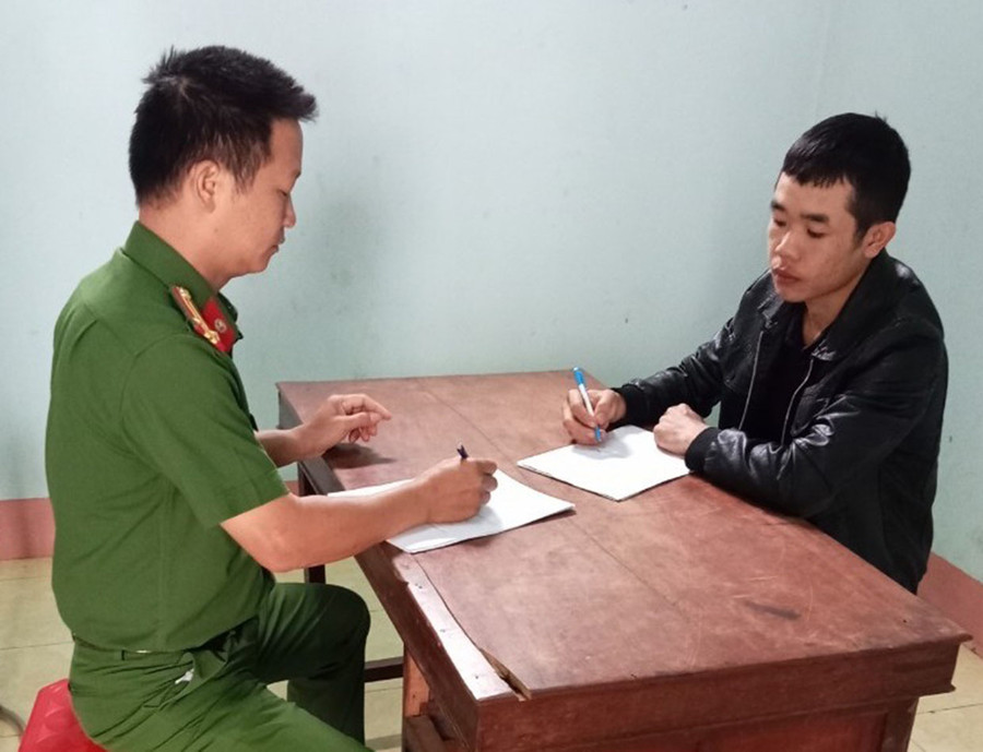 Cán bộ Công an xã Chư Á (TP. Pleiku) làm việc với đối tượng gây rối trật tự công cộng trên địa bàn. Ảnh: T.D Cán bộ Công an xã Chư Á (TP. Pleiku) làm việc với đối tượng gây rối trật tự công cộng trên địa bàn. Ảnh: T.D