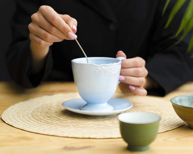 Thời điểm uống trà ảnh hưởng rất lớn đến việc hấp thụ các dưỡng chất trong trà. Ảnh: Freepik Thời điểm uống trà ảnh hưởng rất lớn đến việc hấp thụ các dưỡng chất trong trà. Ảnh: Freepik