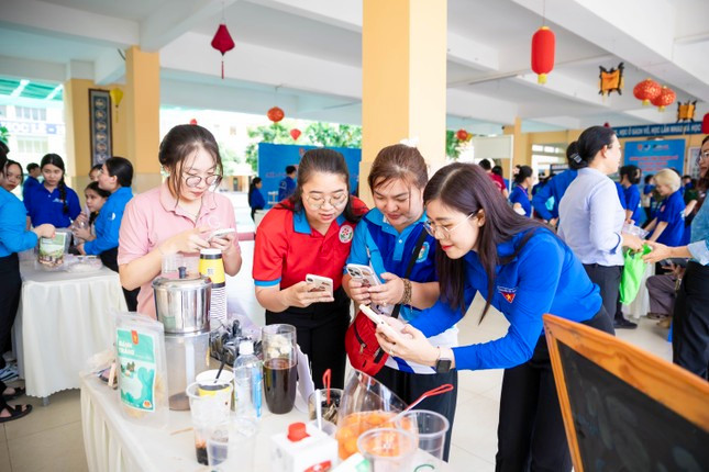 Đông đảo Gen Z hưởng ứng ngày cao điểm “Chiến sĩ tình nguyện tham gia chuyển đổi số”.