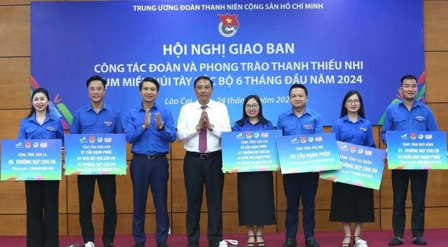 Anh Nguyễn Ngọc Lương và ông Hoàng Giang trao tặng các công trình cho các tỉnh trong cụm. Ảnh: BẢO ANH