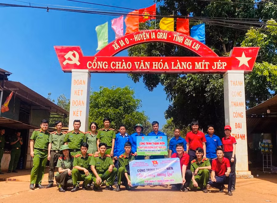 Huyện Đoàn Ia Grai phối hợp với các đơn vị bàn giao công trình thanh niên “Thắp sáng đường quê” tại làng Mít Jép, xã Ia O. Ảnh: P.L