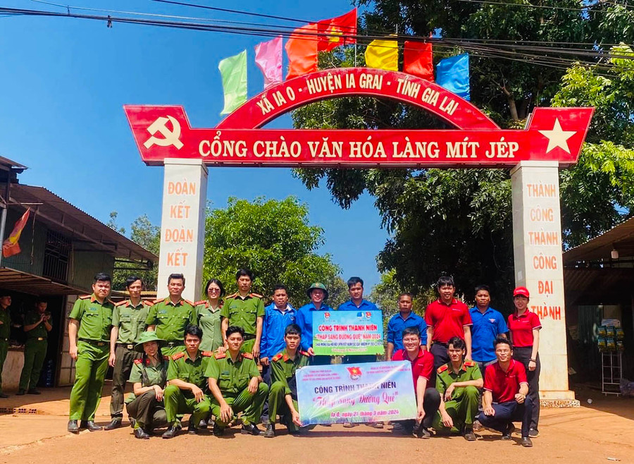 Huyện Đoàn Ia Grai phối hợp với các đơn vị bàn giao công trình thanh niên “Thắp sáng đường quê” tại làng Mít Jép, xã Ia O. Ảnh: P.L