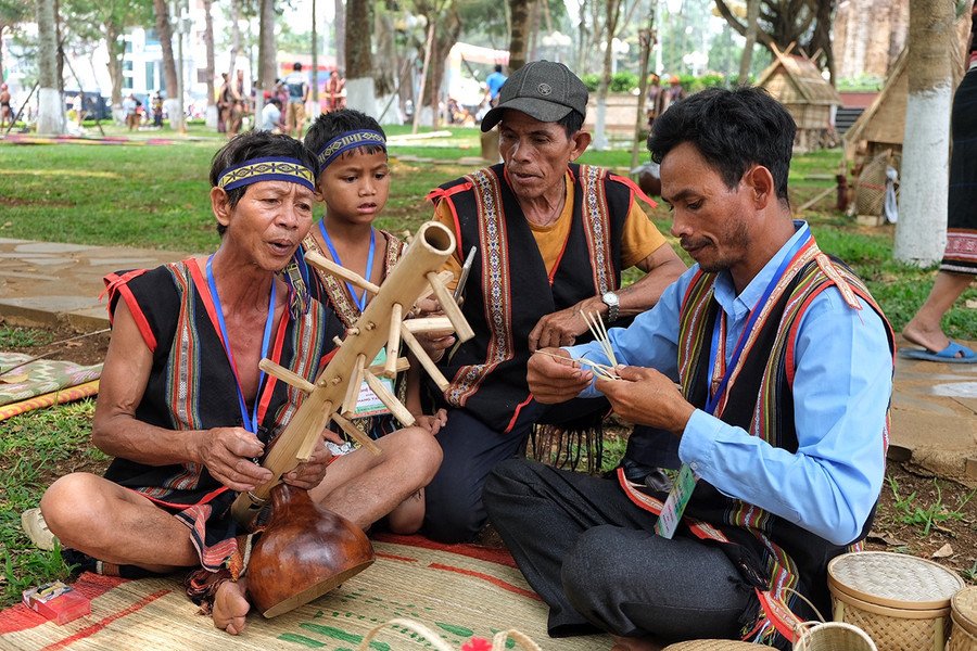 Nghệ nhân Byơh hát dân ca Bahnar cùng chiếc đàn goong do ông chế tác. Ảnh: Hoàng Ngọc Nghệ nhân Byơh hát dân ca Bahnar cùng chiếc đàn goong do ông chế tác. Ảnh: Hoàng Ngọc