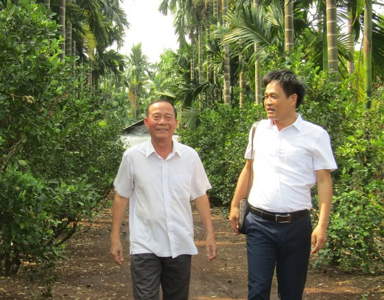 Bí thư Huyện ủy Tân Biên Thành Từ Dũ (bên phải) cùng ông Nguyễn Mạnh Tường, Bí thư chi bộ đầu tiên của KDC ấp Chàng Riệc. Ảnh: XUÂN TRUNG