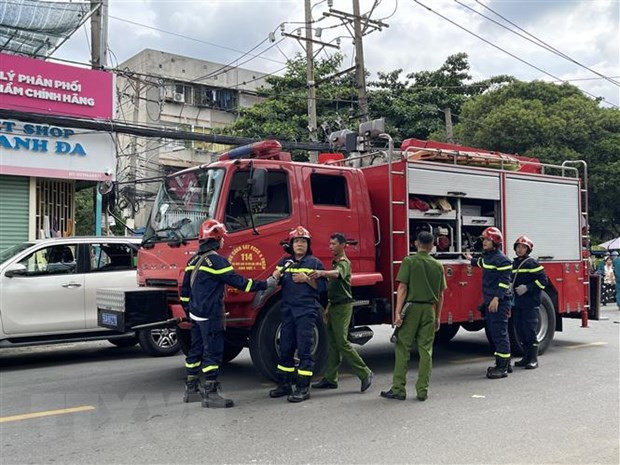 Cảnh sát Phòng cháy Chữa cháy và Cứu nạn Cứu hộ triển khai lực lượng. (Ảnh: TTXVN phát) Cảnh sát Phòng cháy Chữa cháy và Cứu nạn Cứu hộ triển khai lực lượng. (Ảnh: TTXVN phát)