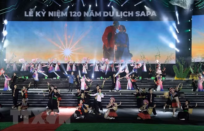 Chương trình nghệ thuật chào mừng. (Ảnh: Quốc Khánh/TTXVN)