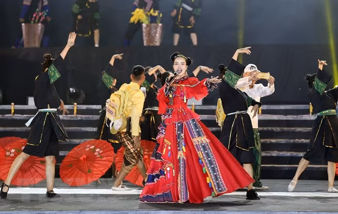 Tối 23/9/2023, tại thị xã Sa Pa, Ủy ban Nhân dân tỉnh Lào Cai tổ chức Chương trình kỷ niệm 120 năm du lịch Sa Pa. Phó Thủ tướng Chính phủ Trần Hồng Hà đến dự và phát biểu chúc mừng. (Ảnh: Quốc Khánh/TTXVN)